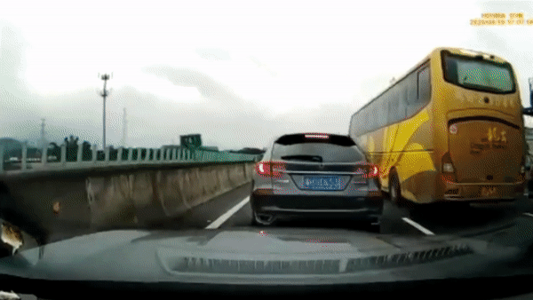 Đang dừng chờ, các ôtô bị xe tải tông từ phía sau
