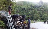 2 người mắc kẹt trong chiếc ô tô lật, 7 con trâu chết trên thùng xe