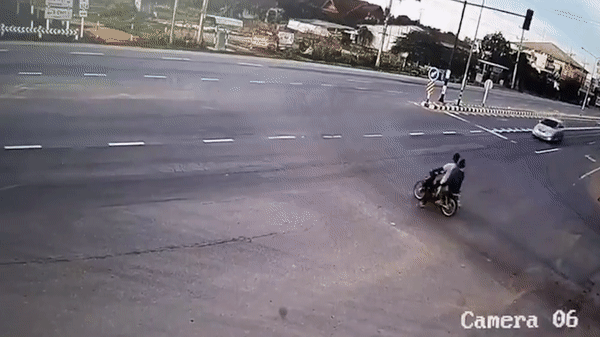 Liều mình sang đường, xe máy nhận 'cái kết đắng'