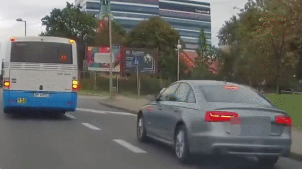 Vượt phải xe buýt, ôtô tông đổ cột đèn