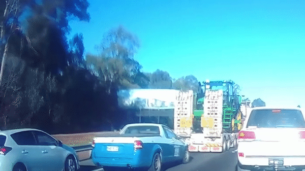 Xe container đâm vào hàng loạt ôtô phía trước