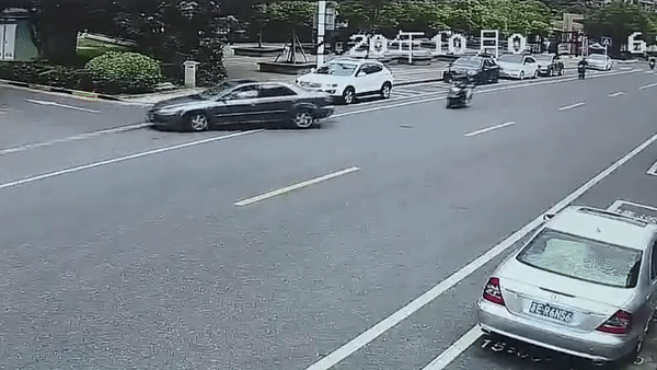 Tài xế luống cuống khiến sedan liên tục gây họa