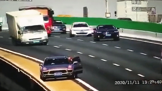 Xe tải nổ lốp gây họa cho ôtô đi cạnh