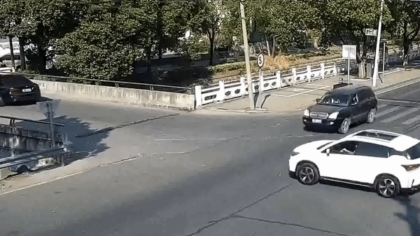 Lao nhanh vào giao lộ, SUV bị húc đuôi rồi lật ngang