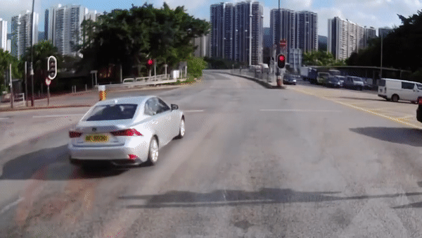 Vượt đèn đỏ, sedan khiến xe MPV 'vỡ đầu'
