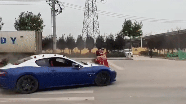 Xe Maserati drift vòng tròn quanh cặp vợ chồng