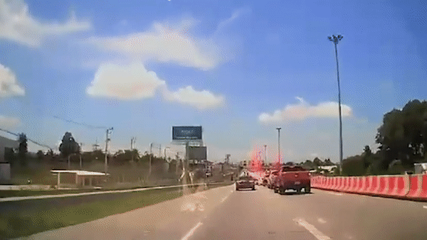 Xe bán tải chuyển làn khiến ôtô 'trở tay không kịp'