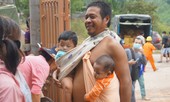 Người Vân Kiều ở vùng lũ: 'Đói lắm, chỉ biết ăn mỳ tôm bộ đội cho'