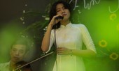 Cô gái gây xôn xao với bài 'Ta đã thấy gì trong đêm nay' viếng mộ Trịnh Công Sơn sớm