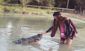 Tận mắt nữ sinh viên Mỹ mừng tốt nghiệp ĐH bằng xuống đầm lầy vờn cá sấu “khủng”