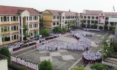 Học sinh xếp hình bản đồ Việt Nam trong lễ chào cờ