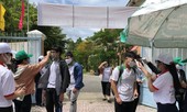 Thí sinh đeo khẩu trang, được đo thân nhiệt khi làm thủ tục thi tốt nghiệp THPT