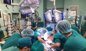 Phẫu thuật tách cặp song sinh 'dùng chung một tã': Cha mẹ khóc nức nở
