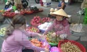 Tiểu thương bán hàng online, miễn phí ship với khách hàng để tăng thu nhập