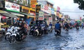 Dân Sài Gòn bì bõm đi làm sau đêm mưa to chưa từng có trong lịch sử