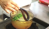 Bé trai thủng thực quản vì mẹ nấu cháo lươn cho ăn dặm