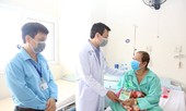 Bệnh viện Chợ Rẫy tặng quà các nữ bệnh nhân ung thư