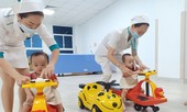 Song Nhi đến viện tái khám, thích thú trổ tài 'đua xe'