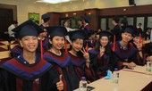 Trân quý các bạn sinh viên không đầu hàng nghịch cảnh