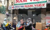 Sợ COVID-19 quay lại, người dân TP HCM đổ xô mua khẩu trang