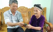 Rưng rưng quà quyên góp từ mẹ Việt Nam anh hùng, tuổi cao tinh thần chống dịch càng cao