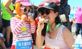 Bé 3 tuổi cùng bố mẹ chinh phục đường chạy ở Lý Sơn