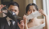 Cô dâu chú rể đeo khẩu trang chụp ảnh cưới trong mùa dịch COVID-19 của cặp đôi Sài Thành