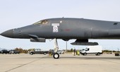 Xuất hiện 'vật lạ' dưới bụng oanh tạc cơ B-1 Lancer của không quân Mỹ