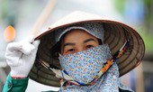 Theo chân công nhân môi trường làm sạch đường phố trong mùa dịch