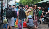 Hết nghỉ lễ, vẫn còn hàng nghìn người đổ về TPHCM