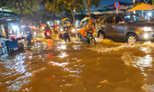 TP HCM triều cường dâng cao giao thông hỗn loạn