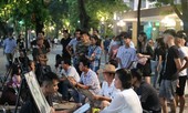 Phố đi bộ Hồ Gươm nhộn nhịp tuần đầu mở lại