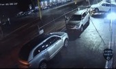 Cadillac mất kiểm soát, lao thẳng vào cửa hàng tạp hóa