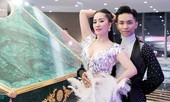 Khánh Thi khoe vòng 1 nóng bỏng, hiếm hoi khiêu vũ cùng Phan Hiển trên sân khấu