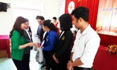 Gần 100 suất quà cho SV nghèo không thể về quê ăn Tết