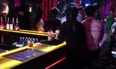 Phát hiện gần 100 dân chơi quay cuồng trong quán bar trá hình lúc nửa đêm