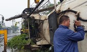 Xe bồn gãy đôi sau khi tông hàng loạt nhà cửa, xe cộ