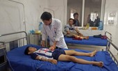 Bé trai nát bàn tay khi chơi game trên điện thoại