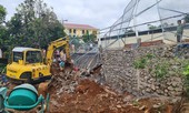 Sạt bờ kè tại trụ sở CSGT, một công nhân bị đất đá vùi lấp