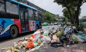 Xe vào bãi rác Nam Sơn bị chặn, phố phường Hà Nội ngập trong 'biển' rác