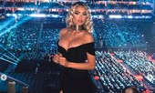 Chloe Sims phô bày gần trọn vòng 1 ngoại cỡ khiến người nhìn 'đỏ mặt'