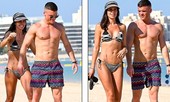Cựu hoa hậu Anh mặc bikini nóng bỏng, tình tứ bên chồng ở biển