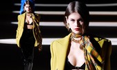 Kaia Gerber khoe ngực đầy 'bỏng mắt', catwalk quyền lực ở show Saint Laurent