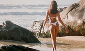 Mẫu 9x xứ Samba thả dáng đẹp như tạc tượng với bikini