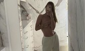 Bạn gái 'Người vận chuyển' tung ảnh bán nude nhận 'bão' tim