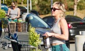 Miley Cyrus 'thả rông' vòng 1, không khẩu trang đi mua sắm cùng tình trẻ