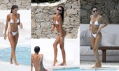 Bạn gái siêu mẫu của thủ môn tuyển Đức khoe dáng tạc tượng với bikini bé xíu