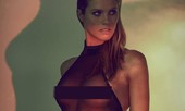 Mẫu 9x Natalie Roser mặc xuyên thấu bó sát, 'thả rông' choáng váng