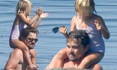 Leonardo DiCaprio hiếm hoi 'bỏ rơi' tình trẻ để ở bên gia đình