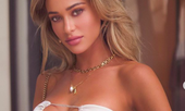 Cindy Prado mặc áo quây cắt xẻ ngực cực nóng bỏng